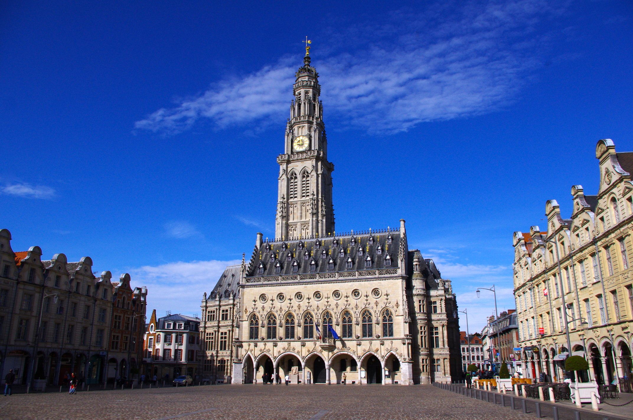 Place des Héros à Arras, ville où intervient le courtier en assurance emprunteur